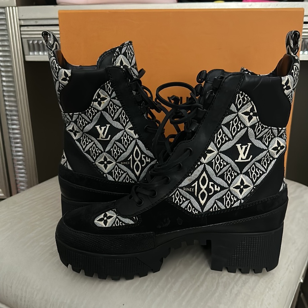 Louis Vuitton
Lauréate leather boots size 37.5 - Picture 8 of 9